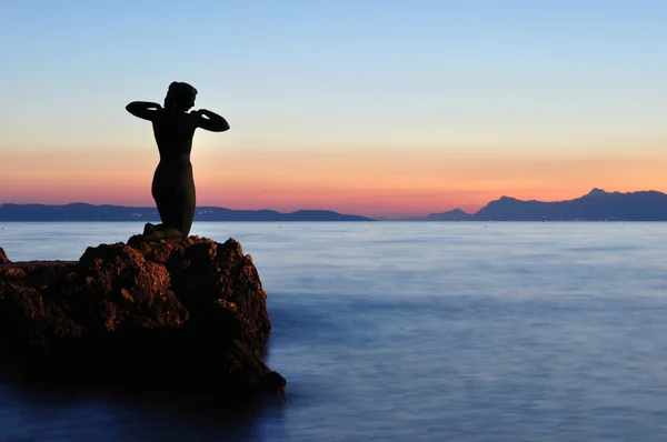 Statua della sirena a Podgora in serata — Foto Stock