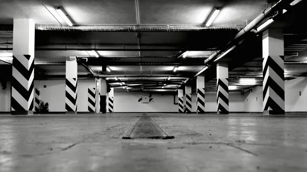 Tomt underjordiskt parkeringsgarage Royaltyfria Stockbilder