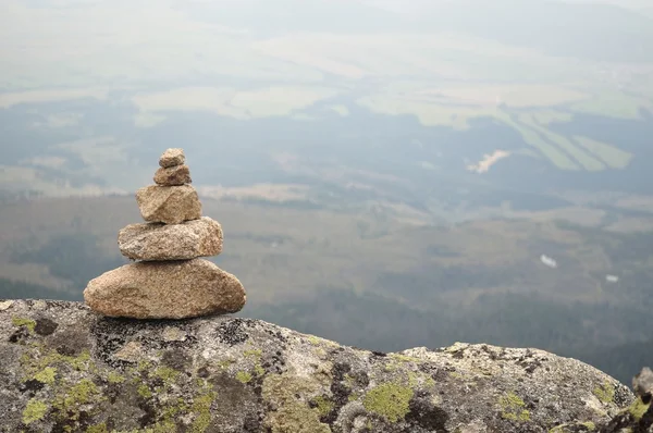 Stos kamieni zrównoważony Zen w wysokich górach — Zdjęcie stockowe