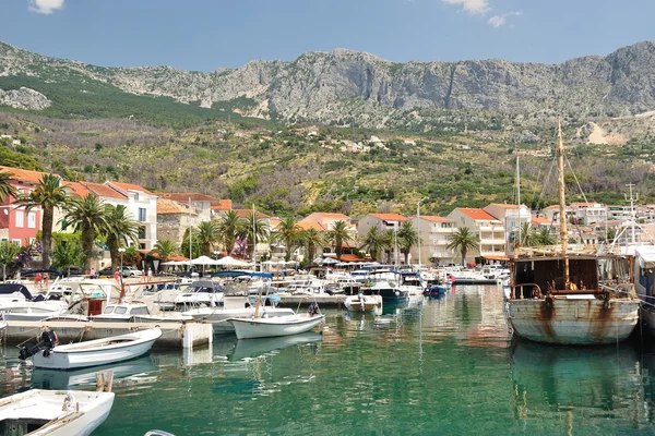 Porto de Podgora com navios. Croácia — Fotografia de Stock