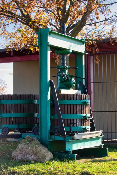 Large Wine Press Used Extract Juice Crushed Grapes Make Wine — Stock Photo, Image