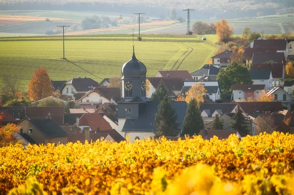 Güneşli Bir Sonbahar Gününde Küçük Bir Alman Köyünde Etrafı Tarım — Stok fotoğraf
