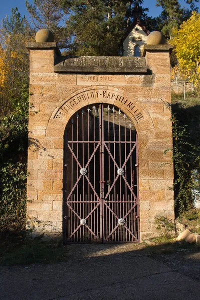 Brama Dnie Kaplicy Villa Heiligenblut Alzey Niemcy Słoneczne Jesienne Popołudnie — Zdjęcie stockowe