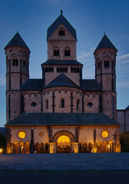 ドイツのアイフェル地方の秋の夜の青い時間にマリア ラーチ修道院で輝く光 — ストック写真