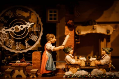 Triberg, Almanya 'da Kara Orman' da bir dükkanda guguklu saatin önündeki figürler..