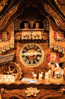 Triberg 'de, Almanya' da Kara Orman 'da bir dükkanda heykelcikler olan bir guguklu saatin yüzü..