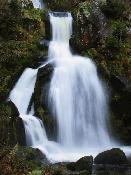 秋の日にドイツの黒い森のトライベルク滝の滝の1つを閉じる — ストック写真