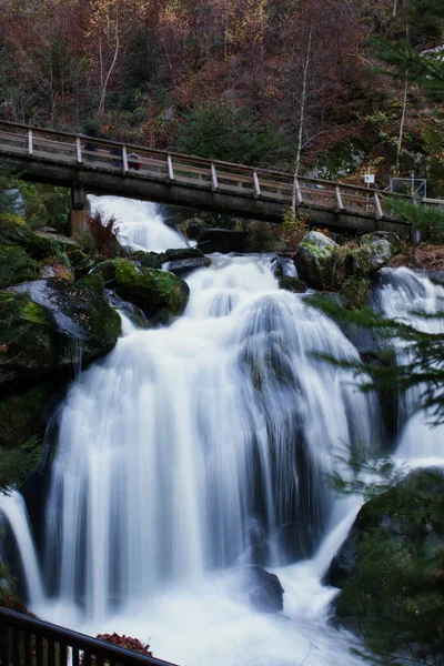 Puente Sobre Hermosa Cascada Triberg Día Otoño Bosque Negro Alemania — Foto de Stock