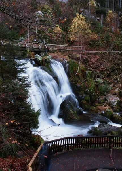 德国黑森林里的特里波格瀑布 水从山上滑落时击中了岩石 — 图库照片