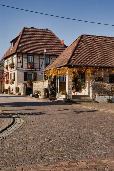 ドイツ シュレーゲン レヒテンバッハの晴れた秋の日にドイツとフランスの国境を結ぶ道路上の家とビジネス — ストック写真