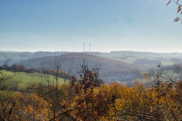 Twee Windmolens Achter Heuvels Bedekt Met Bomen Een Mistige Herfstdag — Stockfoto