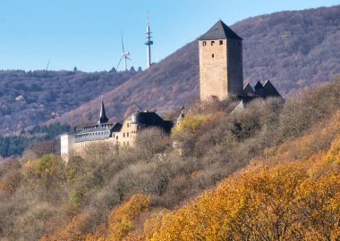 Lichtenberg Şatosu Rhineland Pfalz Almanya 'sında güneşli bir sonbahar gününde.