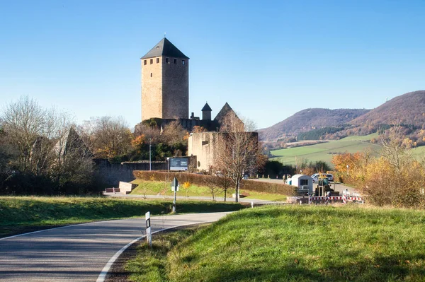 Lichtenberg Kalesi 'ne giden yol. Güneşli bir sonbahar gününde Almanya' nın en büyük şato harabesi..