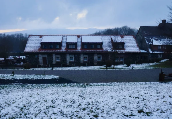 Kreuzberg Manastırı 'nda, Almanya' nın Rhon Dağları 'nda soğuk bir sonbahar günü inşa ediliyor..