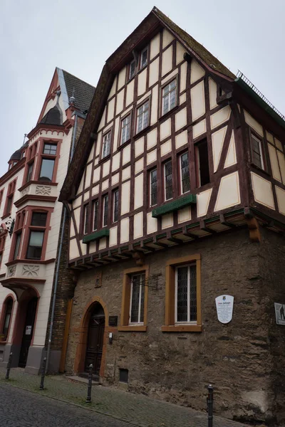 德国Bacharach街上一幢半木结构的白色和棕色建筑的前面 — 图库照片