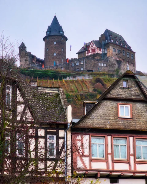 德国莱茵河畔Bacharach小镇上的12世纪城堡 Stahleck城堡 位于半木质房屋之上 — 图库照片