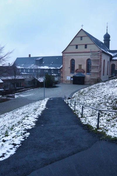 Path Leading Small Chapel Kreuzberg Monastery Cold Snowy Fall Day — Photo