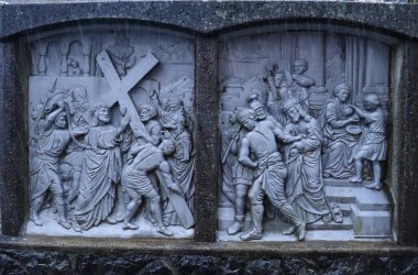 Karlı bir günde Almanya 'daki Kreuzberg manastırındaki haç istasyonlarını temsil eden anıtlardan biri..