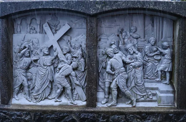 Karlı bir günde Almanya 'daki Kreuzberg manastırındaki haç istasyonlarını temsil eden anıtlardan biri..