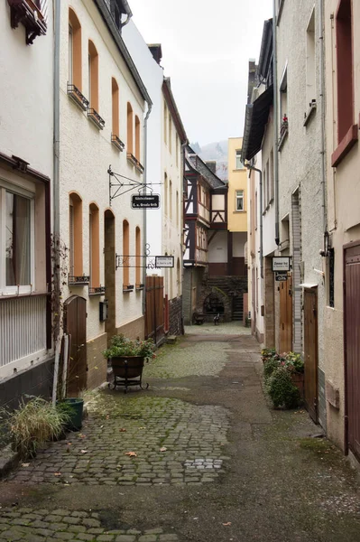 Small Alley Historic Buildings Downtown Bacharach Germany Foggy Fall Day — стоковое фото