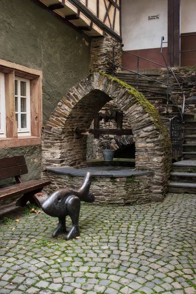Statue Front Well Small Town Bacharach Germany Fall Day — Zdjęcie stockowe