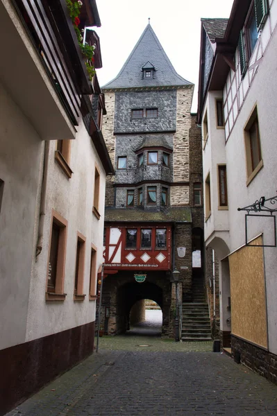 德国Bacharach小镇上的一座隧道上的塔 秋天的一天 — 图库照片