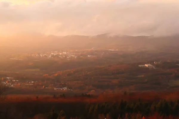 Luz Laranja Pôr Sol Sobre Uma Pequena Cidade Nas Montanhas — Fotografia de Stock