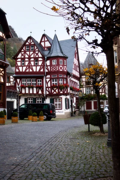 德国Bacharach市的Altes Haus Old House是一座中世纪的半木结构建筑 位于一条鹅卵石路上有一家餐馆 — 图库照片