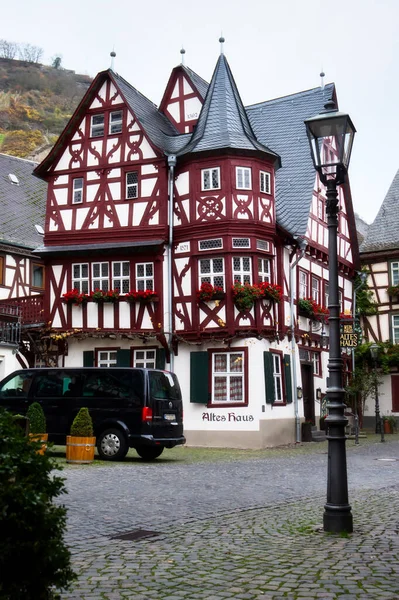 位于旧房子Altes Haus前的鹅卵石路上的电线杆 这是一栋历史悠久的半木结构建筑 在德国Bacharach有一家餐馆 在Covid封锁期间 — 图库照片