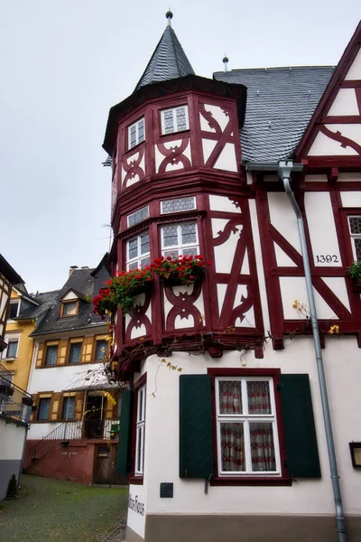 德国Bacharach的一座具有历史意义的半木制建筑 老房子Altes Haus旁边的塔楼 — 图库照片