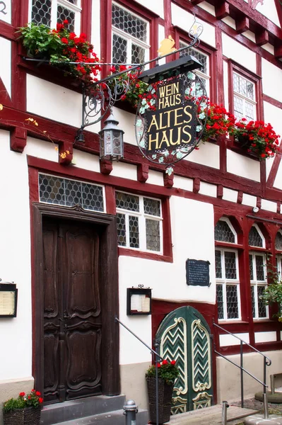 德国Bacharach的老房子Altes Haus的木制前门上有一个行会标志 由于Covid的限制 餐厅被关闭 — 图库照片