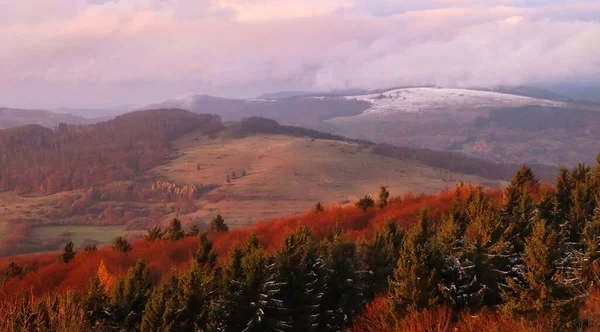 Wzgórza Kolorowymi Drzewami Śniegiem Oddali Górach Rhon Bawarii Niemcy Zachodzie — Zdjęcie stockowe