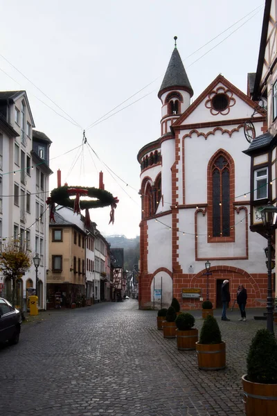 Christmas Wreath Hanging Cobblestone Road Next Peter Kirche Bacharach Germany — стоковое фото