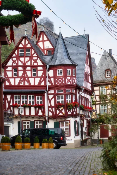 德国Bacharach的一条鹅卵石街上的老房子里 红白相间的半木制的Altes Haus — 图库照片
