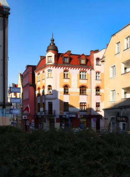 Žlutobílá Budova Centru Boleslawce Polsko Slunečného Podzimního Dne Modrou Oblohou — Stock fotografie