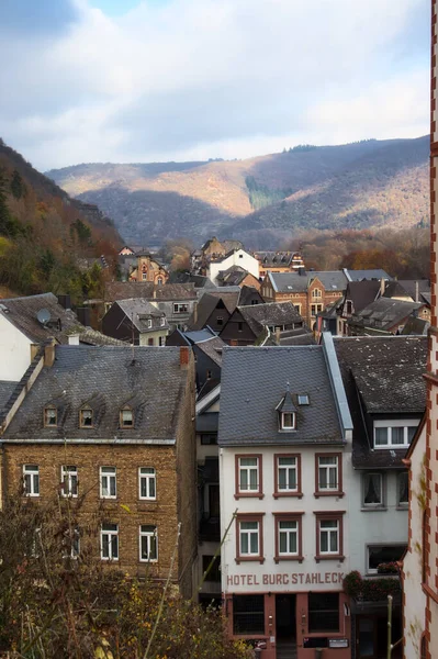 Bir Sonbahar Günü Almanya Nın Bacharach Kentindeki Dağlarla Çevrili Bir — Stok fotoğraf