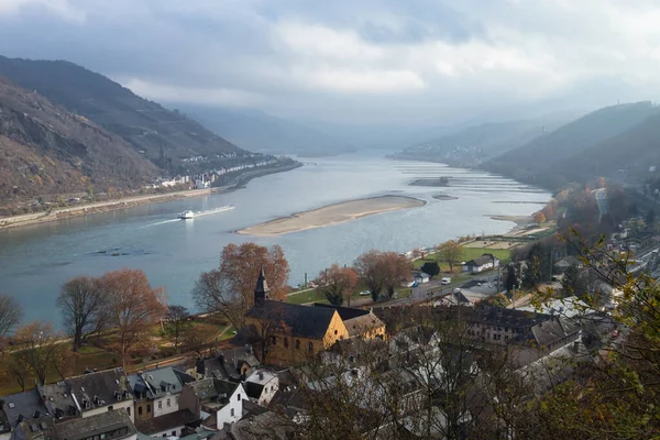 Boot Neben Sandbank Auf Dem Rhein Einem Nebligen Herbsttag Neben — Stockfoto