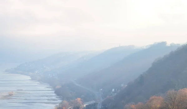 Sand Rhein Neben Bergen Mit Burg Fürstenberg Einem Nebligen Herbsttag — Stockfoto