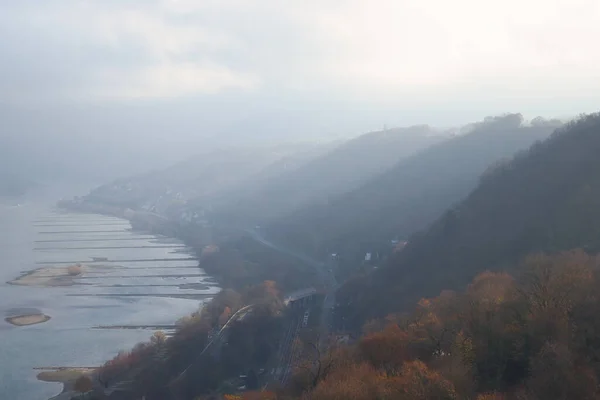 Schatten Auf Hügeln Mit Schloss Fürstenberg Rhein Einem Nebligen Herbsttag — Stockfoto