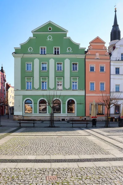 Historická Zelená Budova Vedle Malé Oranžové Budovy Náměstí Staré Části — Stock fotografie