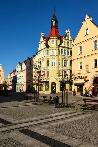Roh Žlutozelené Budovy Tržišti Boleslawiec Polsko Proti Modré Obloze Podzim — Stock fotografie