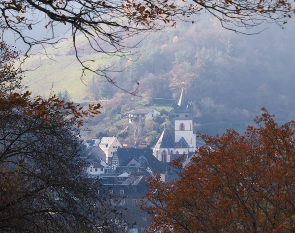 Aziz Peter Kirche Almanya Sisli Bir Sonbahar Gününde Bacharach Köyündeki — Stok fotoğraf