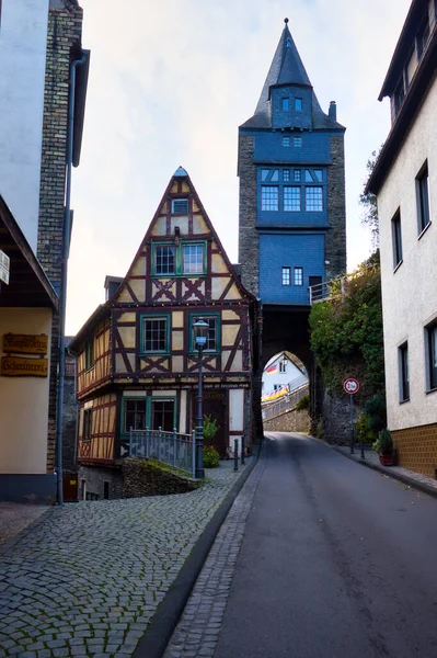 Toren Met Straat Onder Naast Historisch Vakwerkhuis Bacharach Duitsland — Stockfoto
