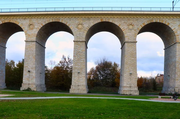 Arcos Viaduto Ferroviário Uma Ponte Ferroviária Lado Parque Com Grama — Fotografia de Stock