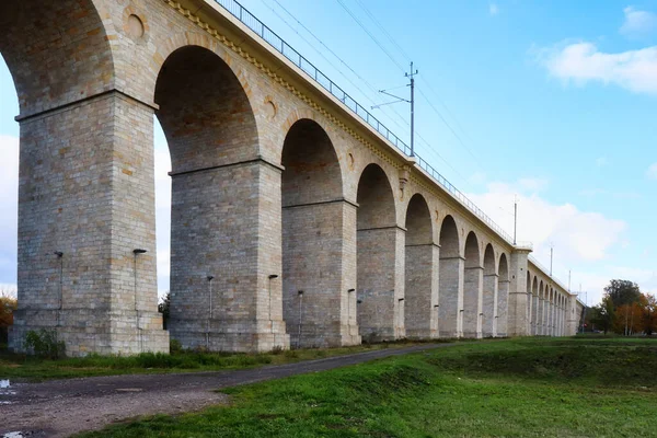 Langgerekt Spoorwegviaduct Met Bogen Een Herfstdag Boleslawiec Polen — Stockfoto