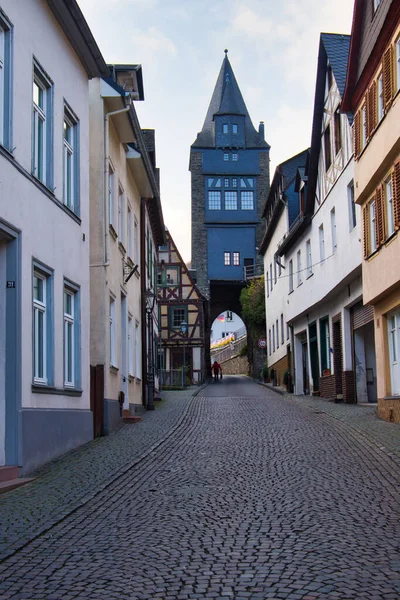 ドイツのバカラチにある塔につながる石畳の通りに建物が並ぶ — ストック写真