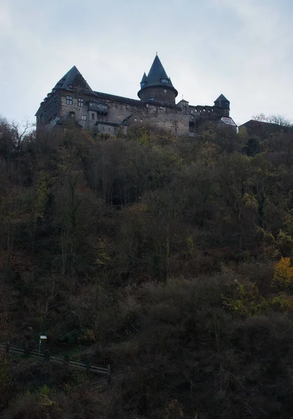 Burg Stahleck Замок Холме Деревьями Осенний День Бакараче Германия — стоковое фото