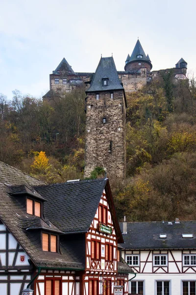 德国秋天的一天 巴查拉赫的建筑在塔楼前 塔楼座落在斯塔克城堡前的一座小山上 — 图库照片