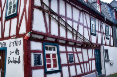 Almanya 'nın Bacharach şehrinde yarı ahşap bir binada, merdivenli bir pizzacı..