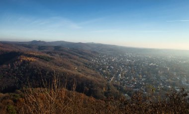 Siebengebirge 'in eteklerindeki bir kasabada binalar, Ren nehrinin yanındaki Alman Merkez Uplantlarında bir tepe..